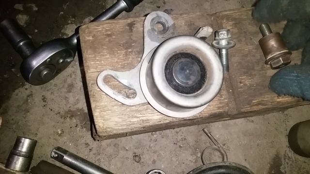 сорвал резьбу крепления натяжного ролика ремня грм , хюндай акцент смотреть онлайн