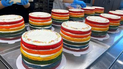 СЛАДОСТИ: Приготовление оригинального разноцветного торта корейским мастером. смотреть онлайн