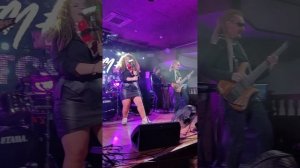 Одинокий голубь на карнизе за окном