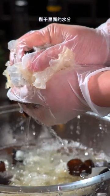 天气越来越热，银耳就别再煲汤了，像我这样做一道【凉拌银耳】简单拌一拌，酸辣开胃，爽口还解腻赶紧试试吧-美味食谱 смотреть онлайн