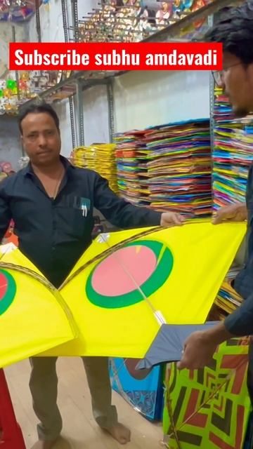 बड़ी बडी पतंग खाली अहमदाबाद में मिलेगी और सस्ती सस्ती पतंगे #shorts #kite #cheapestkitemarket#short смотреть онлайн
