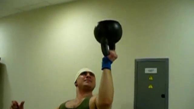 Жим на попа старой весовой гири 32кг (14.03.2009) Bottom-up press 32kg.Old school KB. смотреть онлайн