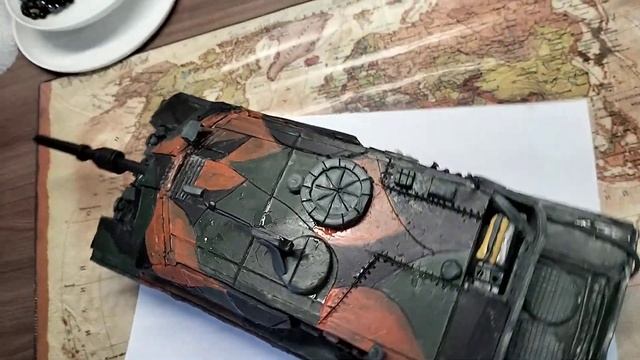 Покрасил Leopard 2A5 в камуфляж. Танк из пластилина с вращающейся башней. смотреть онлайн