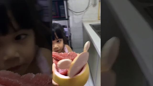 女儿笔都拿不稳竟然给爸爸准备水果拼盘，不愧是爸爸的贴心小棉袄，谁酸了我不说！【东东一家】#生活 #cutebaby #萌娃 #funny #搞笑 #二胎