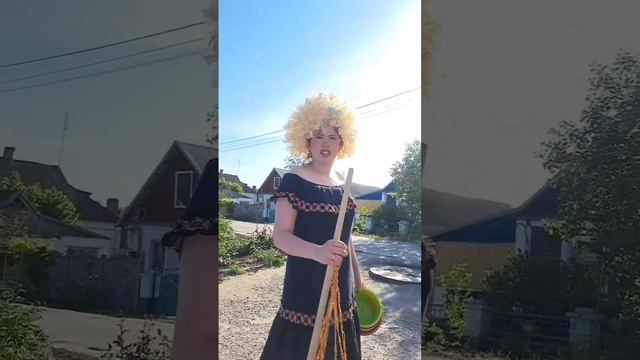 В мене вже виросла картопля ,секрет картоплі яку можна копати в травні .Перша хазяйка на селі смотреть онлайн