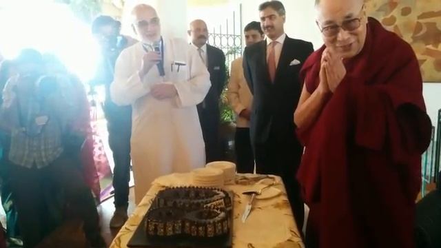 The Dalai Lama's 80th birthday cake cutting смотреть онлайн