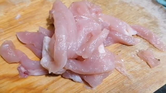 Чёрная вермишель с курицей и овощами. смотреть онлайн