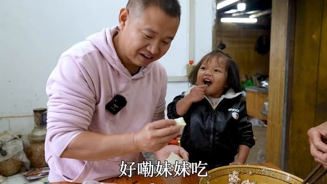 【农村四哥】女儿嘴馋想吃抄手，四哥一次包100个，小苹果也来帮忙