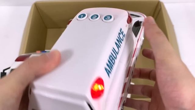 Машинка скорой помощи проедет по крутому склону! Скорая помощь спешит