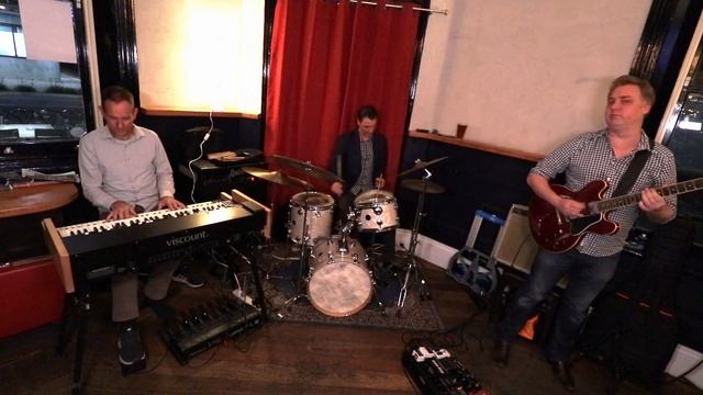 'ALLIGATOR BOOGALOO' - A Lou Donaldson Jazz Classic performed by THE AIRBENDERS смотреть онлайн
