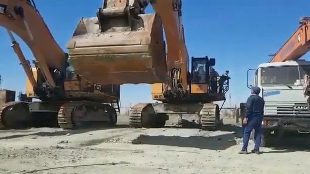 Спецтехника гусеничный экскаватор  СAT 5110B