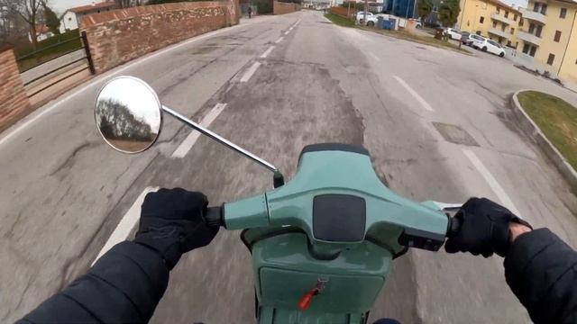 GUIDO una VESPA 50 SPECIAL per la PRIMA VOLTA nella MIA VITA! 😍 *innamorato* смотреть онлайн