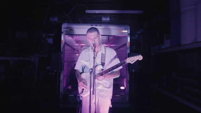 Omar Apollo - Ugotme (live performance) смотреть онлайн