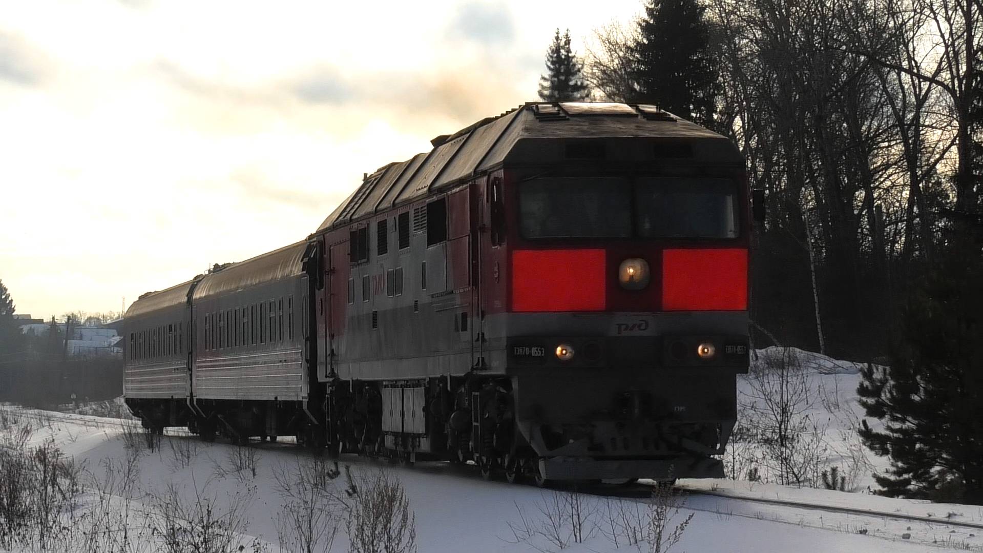 ТЭП70-0553 с пригородным поездом Алапаевск - Предтурье и приветливой бригадой смотреть онлайн