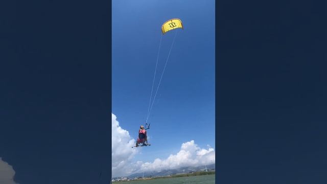 Летний кайтсерфинг в Новороссийске на Суджукской косе. Кайты, полеты, жара, туристы. смотреть онлайн