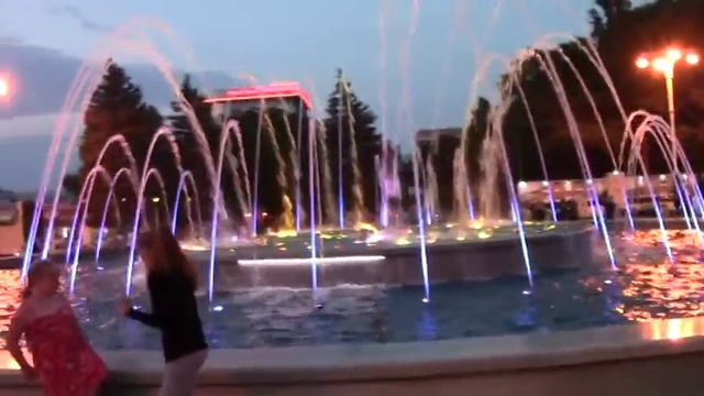 Поющий и танцующий фонтан в Анапе. смотреть онлайн