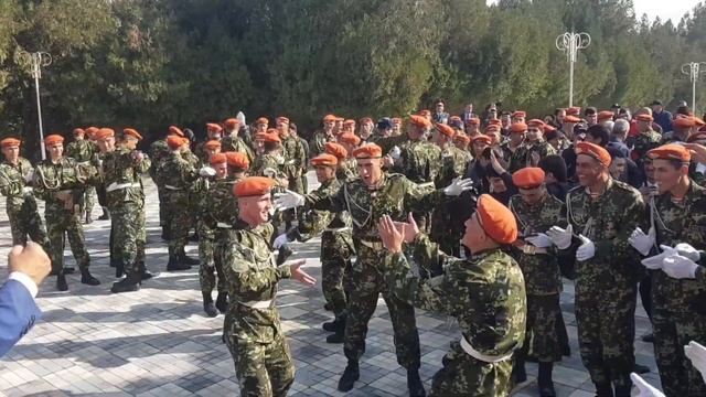 Рӯзи савганёдкуни Базм барои салдатҳое ки ба қӯшунҳои сарҳадӣ моил шудан тамошо кунеду ОБУНА шавед смотреть онлайн