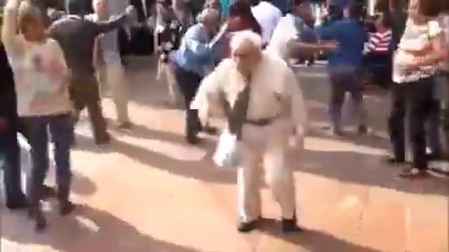 ШОК ! дед под колёсами на диско (祖父在迪斯科) смотреть онлайн