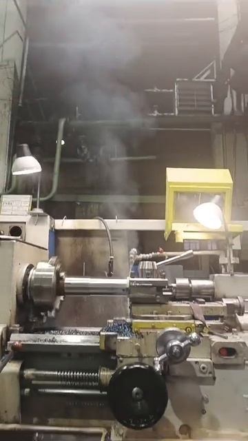 работает токарь