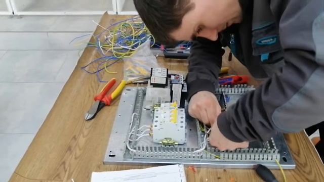 СБОРКА МАГНИТНОГО ПУСКАТЕЛЯ КМИ10111 смотреть онлайн