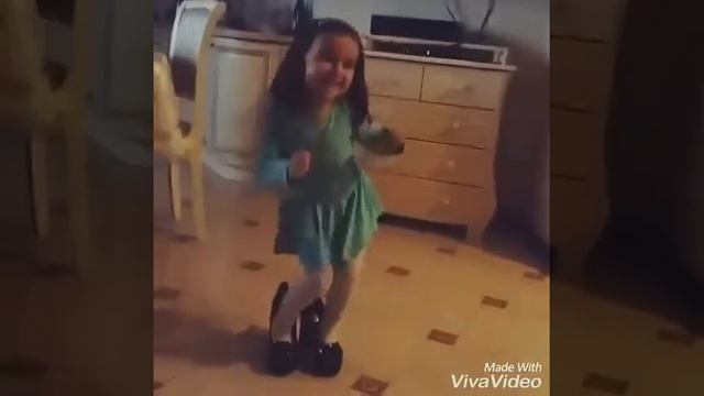 Девачка смешно танцует😂 смотреть онлайн