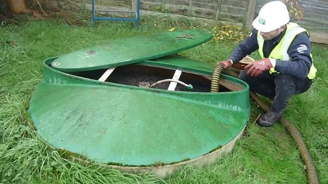 Emptying a Klargester Septic Tank смотреть онлайн