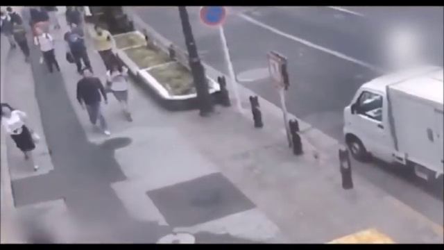 Man Seen Teleporting in Security Footage смотреть онлайн