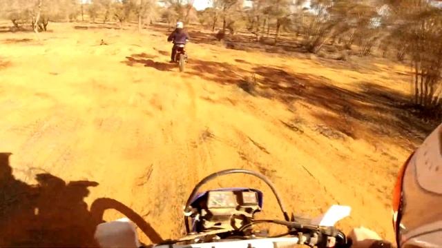 Yamaha TT-R250 - Driving offroad through the Australian bush смотреть онлайн