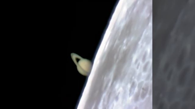Incredible footage of Saturn rising from behind the Moon смотреть онлайн