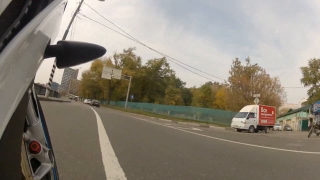 Чоппер Harley Davidson обгоняет спортбайк BMW.. смотреть онлайн