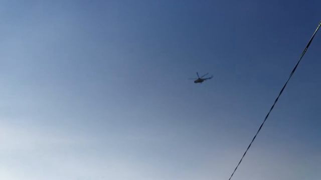 НЛО изучает вертолёт. смотреть онлайн