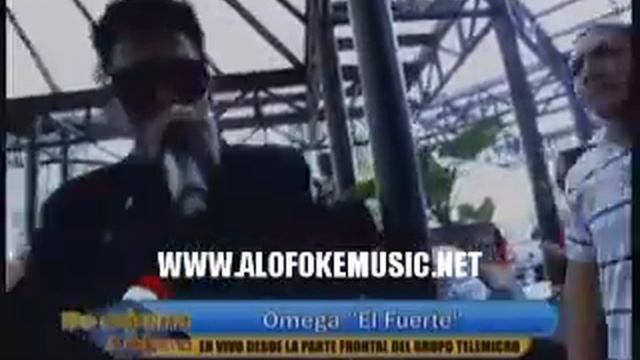 Omega llega con pila de vehiculos duros a presentacion en De Extremo a Extremo!!! смотреть онлайн
