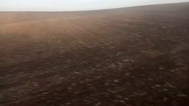 Два трактори культівірують з іншого ракурсу смотреть онлайн