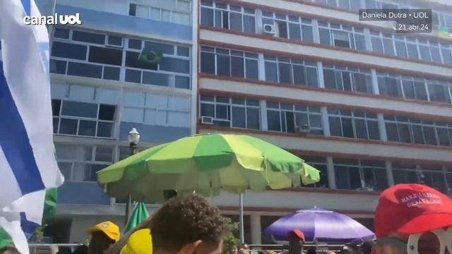 Manifestação em Copacabana: Morador estende bandeira do PT e apoiadores de Bolsonaro vaiam смотреть онлайн