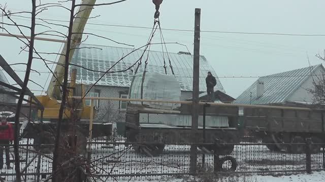 Разгрузка кирпича подъёмным краном (манипулятором) Разгружаем паллеты с кирпичом на участке. смотреть онлайн