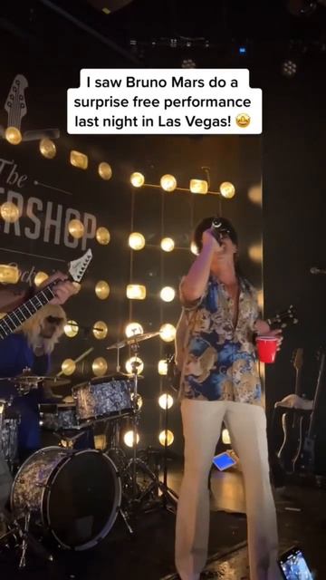 BRUNO MARS pulled up RANDOM AF and did a FREE SHOW in Las Vegas! 🤯 #lasvegas #brunomars #shorts смотреть онлайн