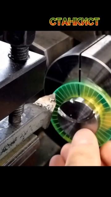Узорная накатка на торце резцом в токарном станке. СТАНКИСТ. смотреть онлайн