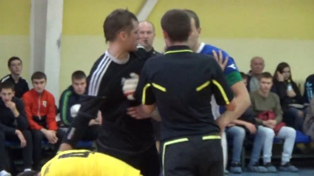 Капитан "Кристалла" забодал защитника "Погоды" смотреть онлайн