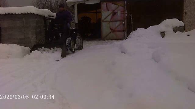 Чищу снег. Помощник в работе смотреть онлайн
