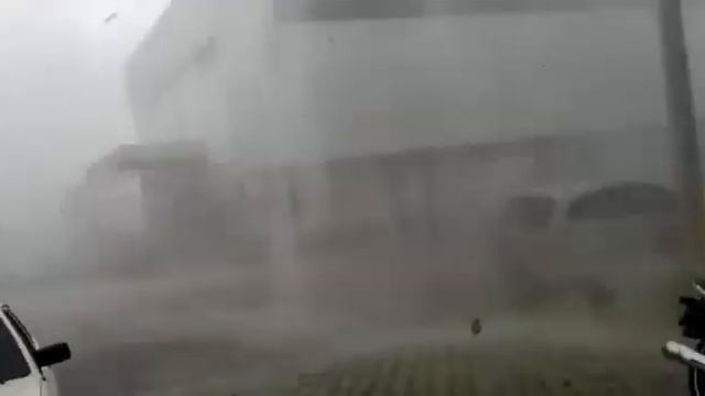 Evacuation of 620 000 people! Winds of 210 km/h, a powerful storm hits India news смотреть онлайн
