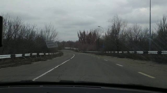 По Донецку с песнями. Через полтора часа эту дорогу разворотили украинские снаряды смотреть онлайн