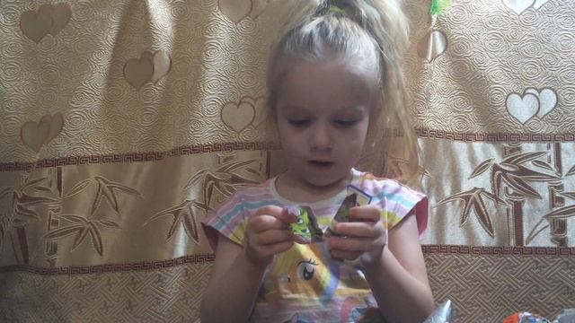 Открываем 5 Kinder-Surprise из коллекции "Animal Planet" смотреть онлайн