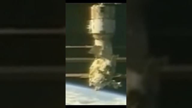 23 марта 2001 года  В Тихом океане затоплена орбитальная станция «Мир» смотреть онлайн