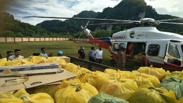 Helikopter bomba hantar 2.5 tan makanan ke Pos Gob смотреть онлайн