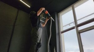 внутренние блоки наполовину висят в воздухе. нестандартный монтаж сплитсистем.