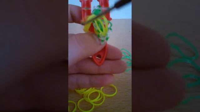 Браслет "Кольца Сатурна" на рогатке.Rainbow Loom Bands смотреть онлайн