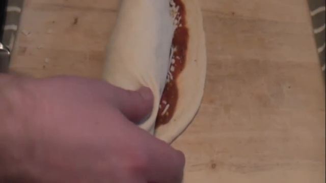 How to Make Stromboli on a Weber Grill with a Cast Iron Pan смотреть онлайн