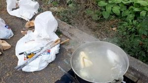 УХА С ЛОСОСЯ В КАЗАНЕ НА КОСТРЕ....