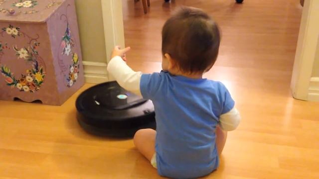 ОЧЕНЬ ВЕСЕЛО! Маленький ребенок верхом на пылесосе\LOTS OF FUN! A little kid riding a vacuum cleane смотреть онлайн