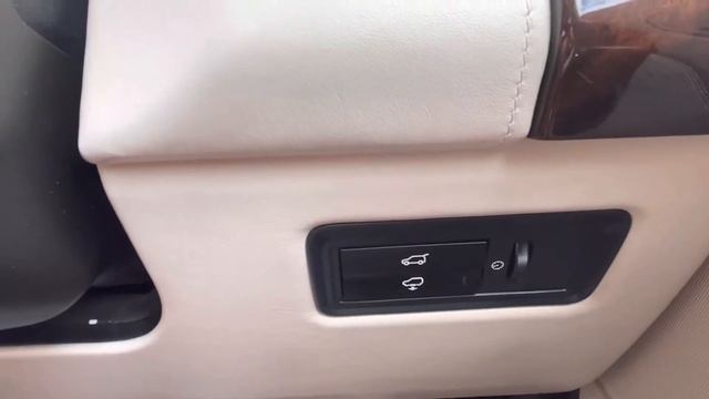 Range Rover 4.4sd V8 Autobiography 4WD. White with black roof. Ivory espresso interior. Extras смотреть онлайн